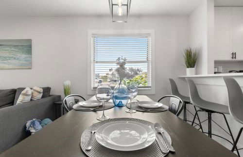 Relaxing 2BR Florida Home Close to Beach - Photo 24