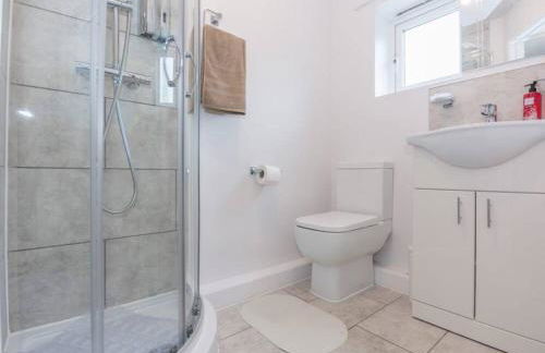 BrumStay - 4 Bedrooms TownHouse sleeps 6 with Driveway Parking and Garden - Foto 26