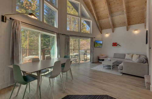 Moon Dune Chalet by Tahoe Getaways - Remodeled 3 BR Cabin plus Loft w Fenced Yard & Walk to Beach or Dining - Foto 1