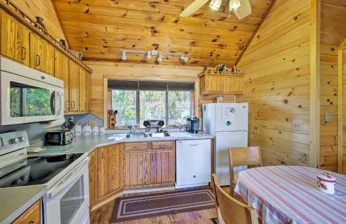 Bolton Landing Cottage with Deck, Walk to Beach! - Foto 4