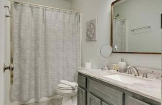 Beautiful 3 Bedroom- free parking 2M to Broadway - Foto 21