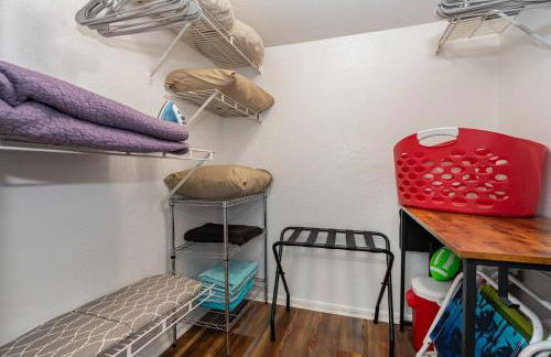 Serene Zen King Bed Condo - Half Mile from Beach - Foto 13