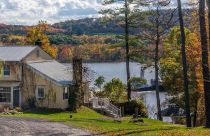 Historic & Secluded Estate on the Hudson River w/ Pool Sleeps 24 River House by Avantstay - Foto 111
