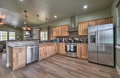 Modern Retreat with Deck Walk to White River! - Foto 9