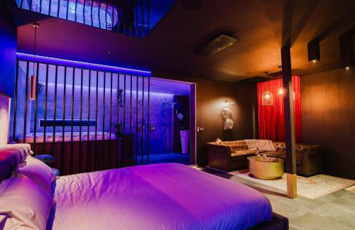 Love Room Les Private Places - Lit King Size et Jacuzzi Privé - Photo 10