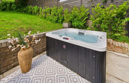 5-Bed Retreat with Hot Tub, Garden & Relaxing Views - Foto 50