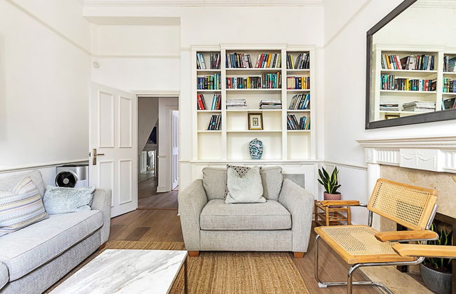 Bright Home Near Little Venice - Photo 16