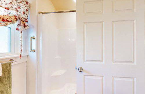 Yard, Porch and Fire Pit! Century-Old Hebron Escape - Foto 18