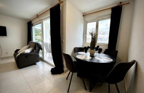 Luxury 2-Bed Marina Apartment - Photo 3