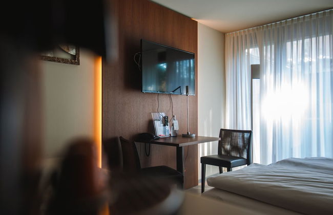 Car by Side - Photo 21