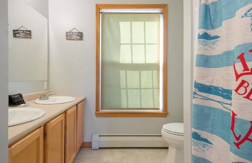 Lakefront Home with Private Beach Access & Hot Tub - Foto 47