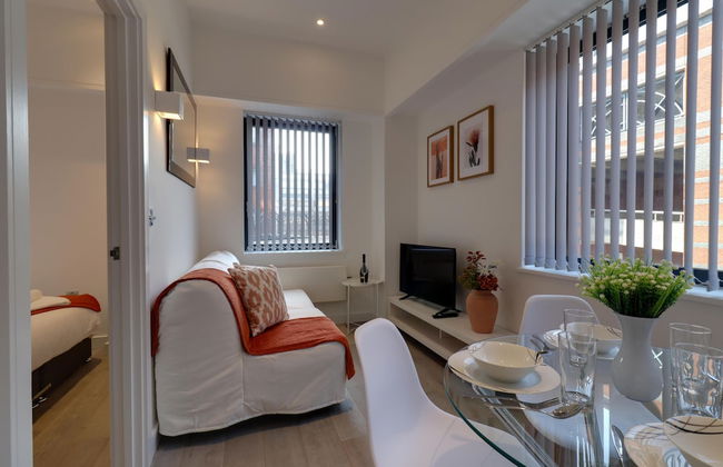 Apartment Sleeps 2 With Free Parking - Photo 15