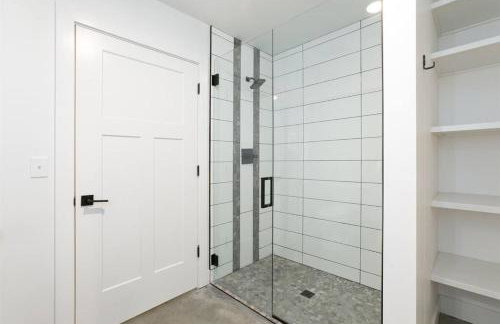 38-Acres of Luxury: 9BR, Indoor Pool, Gym, Near ND - Foto 59