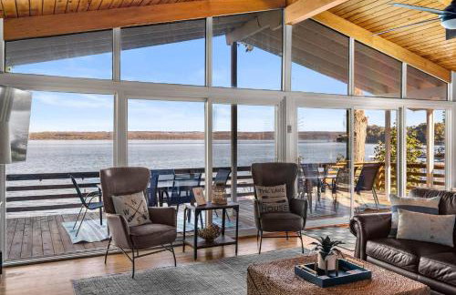 Waterfront retreat w/ wraparound deck & BBQ - Foto 32