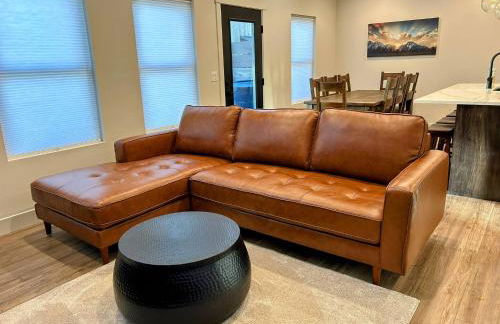 Peaks & Pines Modern Gem, 2 Kings, Bunks, Hot Tub, Walkable, Kid's Cove - Foto 6