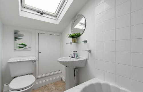 The Victoria - Quaint Victorian Home With Free Parking - Foto 36