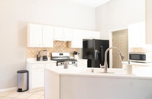 Spacious Vaulted 4BR Family Home Near Mall of GA Sleeps 12 - Foto 18