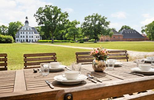 GUT KLETKAMP "Altes Torhaus" - Historisches Ferienhaus mit 5 Schlafzimmern I Kamin I Garten & Terrasse I Seeblick I 15 Min zur Ostsee I Moderne Küche I Hundefreundlich I Parkplätze I WLAN - Foto 22