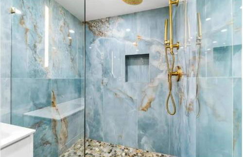 Blue Lagoon Hideaway 3BR Coastal Chic Retreat - Photo 48