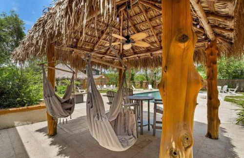 Waterfront oasis with private pool, game room, fire pit and volleyball court - Foto 70