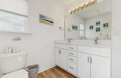 Updated three-story home with kayaks, bikes, & water views - great location - Foto 12