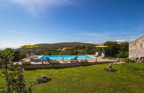 Elegant 4-Bedroom Villa with Private Pool and Amazing Sea Views - Photo 3