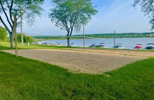 Newly Remodeled Mid-Century Modern Lake Condo - Foto 45