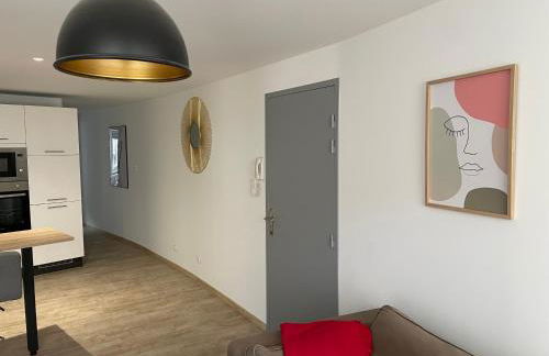 F2 Centre Historique Saint Colomban - Foto 4