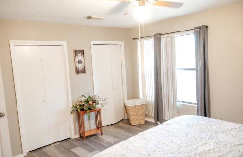 Rest Easy Retreat - 2BR Near SHSU - Pool - WiFi - Free Parking - Foto 48