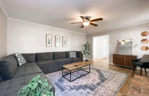 Fenced-In 4 BR 2mi North Hills, Garage, Storage - Foto 9