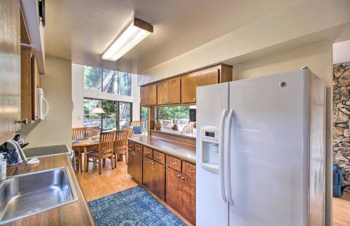 Spacious Redwood Retreat with Hidden Hot Tub - Foto 11