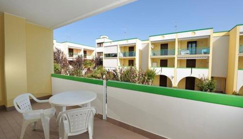 Flat With a Lovely Poolside Garden With bbq - Foto 4, furniture