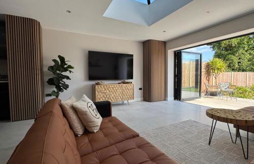 Modern Luxury Home with Spacious Garden close to Warner Bros Studio - Foto 20