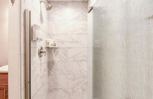 The Moby House Coastal Retreat with Ocean Views & Hot Tub - Foto 45