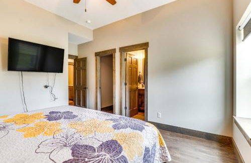 Lavish Retreat with Decks, Steps to Table Rock Lake! - Foto 23