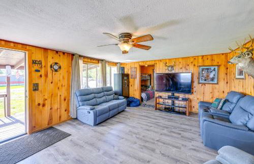 Hunt, Fish and Hike Home with Deck in Encampment - Foto 7