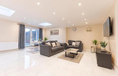 Spacious 4BR Home Walk to Station Parking - Pass the Keys - Foto 8