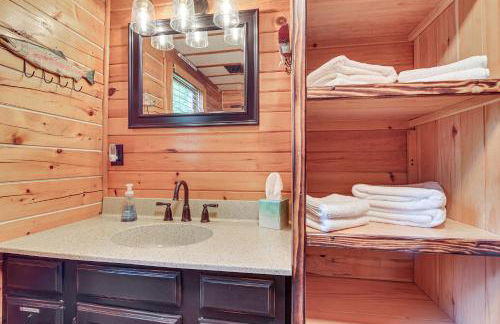 Woodsy Beaver Cove Cabin with Deck and Fire Pit! - Foto 12