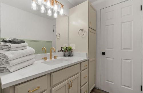 Luxe 4BR 2BTH l Pool & Grill l Central Location l Mountain View l Family Vacation l RV Site - Foto 19