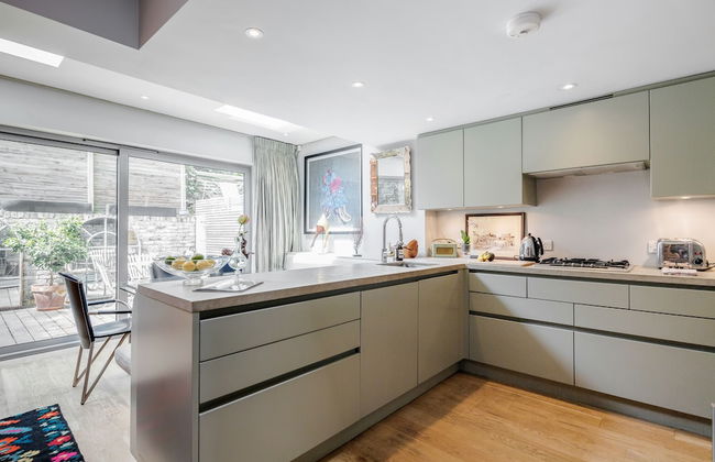 Exquisite Designers Abode - Photo 14