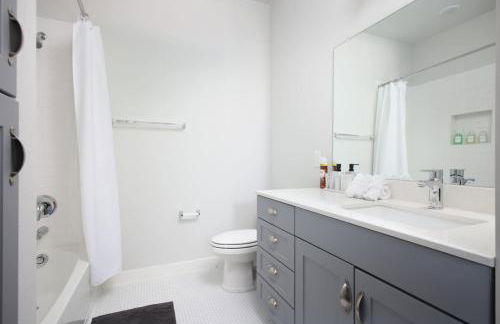 2BR Escape w Parking&Pool, Near Rvrwlk & Conv Ctr - Foto 76