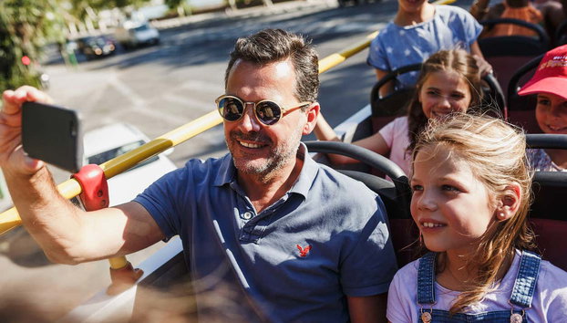 Autobús turístico de Riga - Foto 4, ¡Momento selfie a bordo del autobús turístico de Riga!