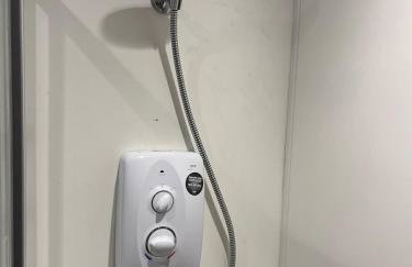 10 mins from Gatwick, jacuzzi, 8 persons - Foto 9