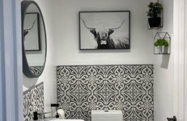 Orchard Lodge-Coastal Retreat, newly built hideaway with village views and private terrace - Foto 20