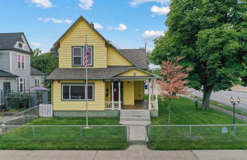 Maple Leaf Manor Suites - Photo 2