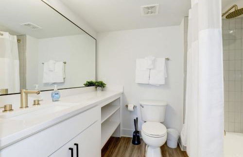 2BR Urban Oasis DC Access with Lux Comforts - Foto 54