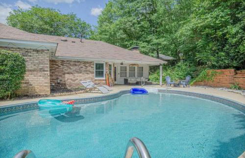 Ultimate Getaway with Pool and Games - Foto 7