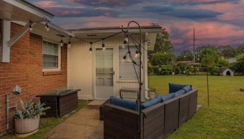 Spacious Backyard • Alfresco Dining • Pet Friendly - Photo 2