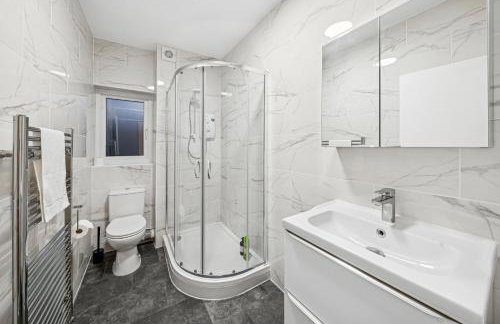 Lawrence Ave 4BD-2Storey House Fast Wifi Families & Leisure By AltoLuxo Short Lets & Serviced Accommodation With Free WiFi & Parking - Foto 18