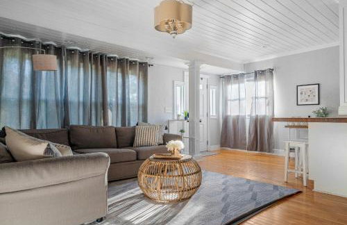 Tiny Home w MIL suite - 3 MI to DT - Foto 44